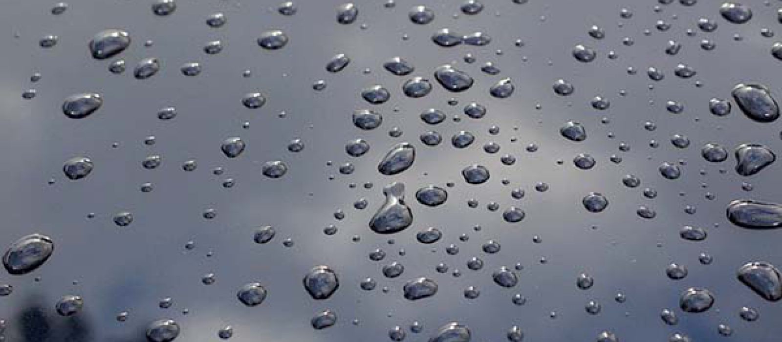 Ausschnitt tropfenbedeckte Karosserie